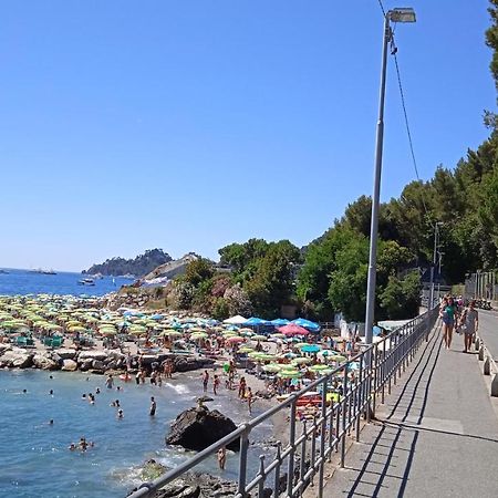 Azzurra Holiday Home: Seaside Retreat with Wi-Fi and Balcony Rapallo Exterior photo